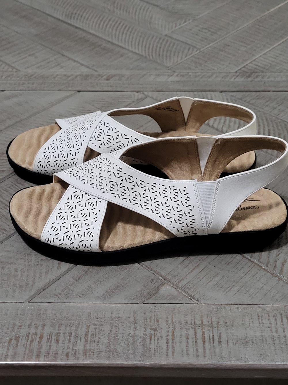 comfortview White Laser-Cut Crossover Slingback Sandals 10W - Picture 2 of 7